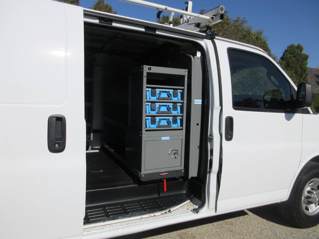 Used 2017 Chevrolet Express 2500 RWD image 20