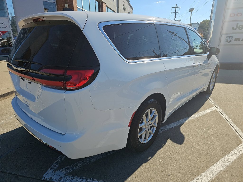 Certified 2026 Chrysler Pacifica Select FWD image 12
