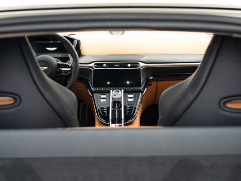 Used 2025 Aston Martin V8 Vantage Coupe image 20