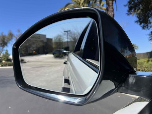 Used 2019 Land Rover Range Rover Velar R-Dynamic SE image 10