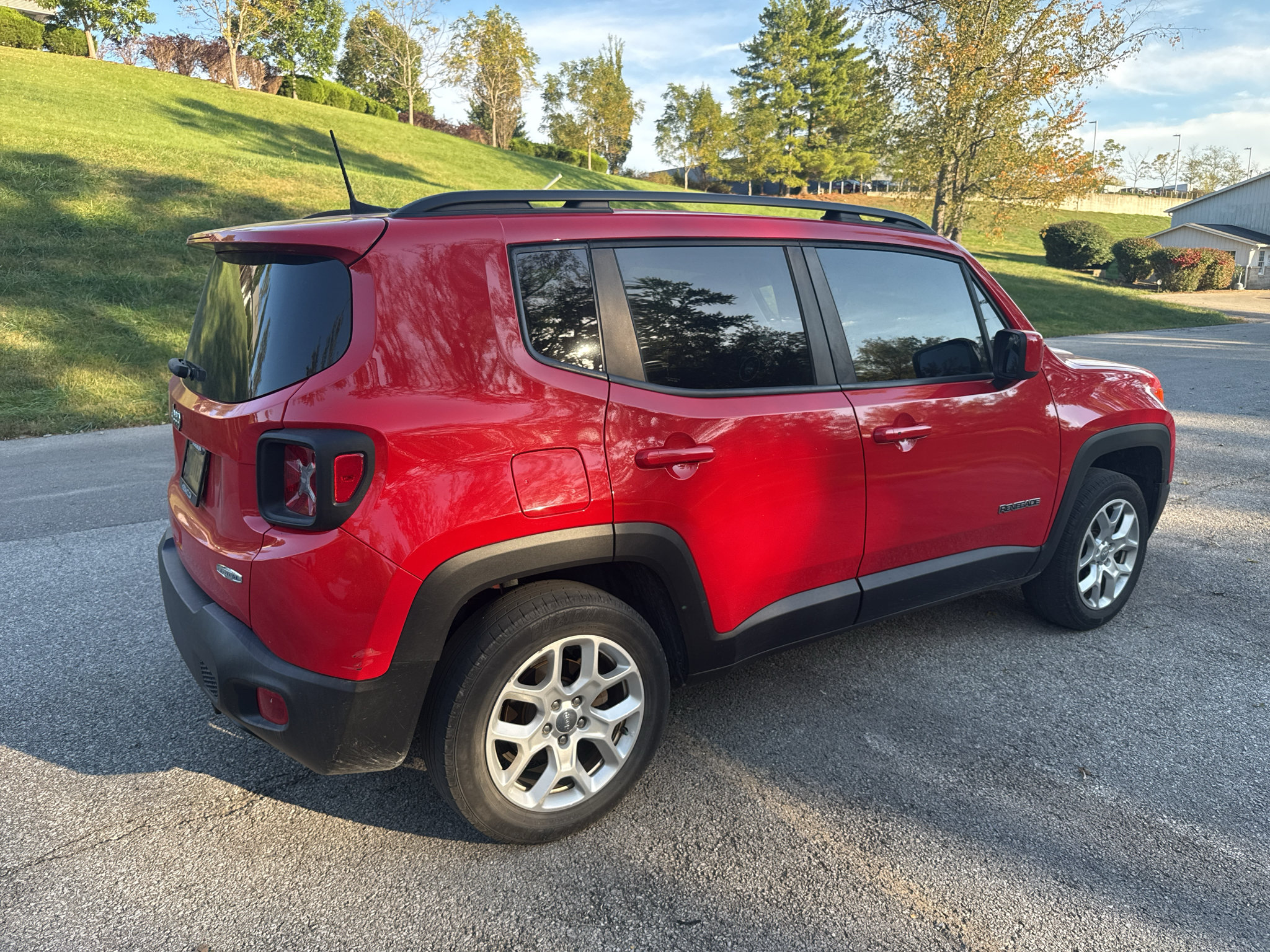 Used 2018 Jeep Renegade Latitude w/ Cold Weather Group AWD/4WD image 3