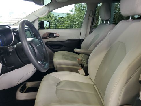 Used 2017 Chrysler Pacifica LX FWD image 18