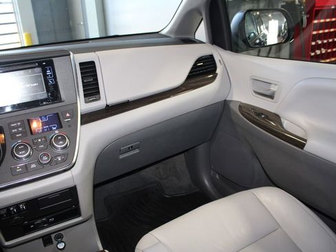 Used 2017 Toyota Sienna XLE Premium image 23