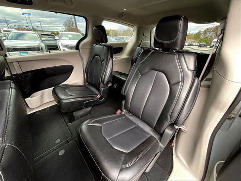 Used 2024 Chrysler Pacifica Touring-L image 14
