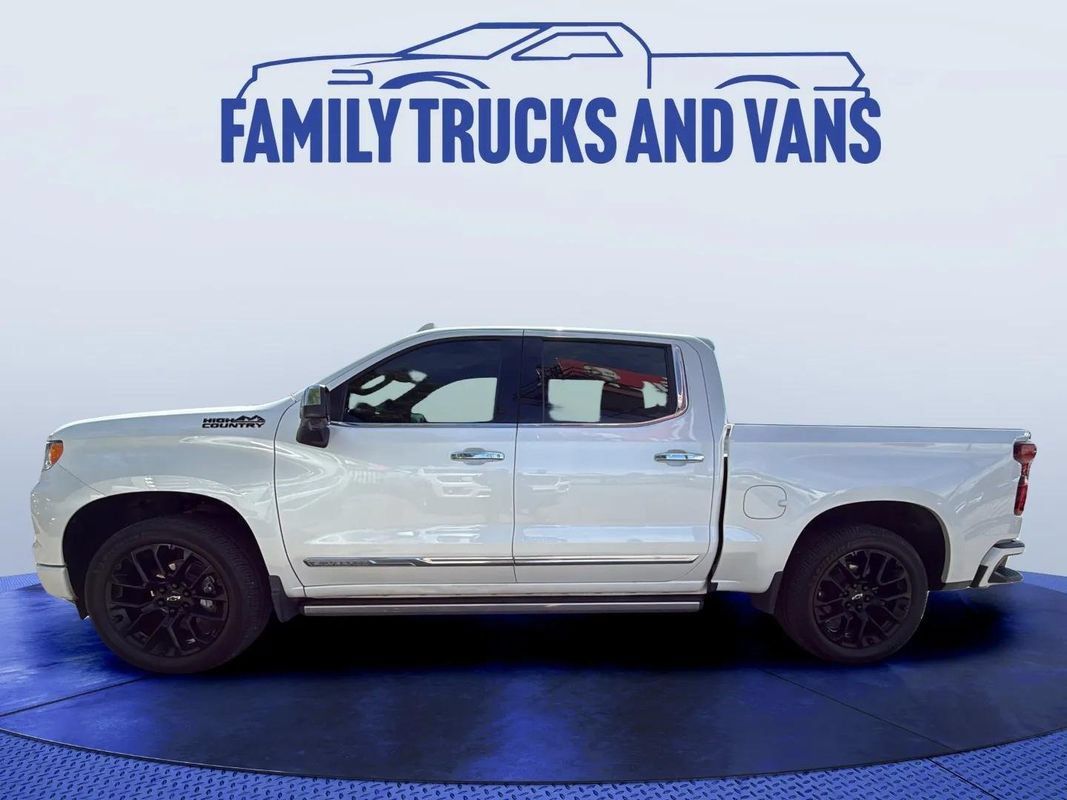 Used 2023 Chevrolet Silverado 1500 High Country w/ High Country Premium Package AWD/4WD image 2