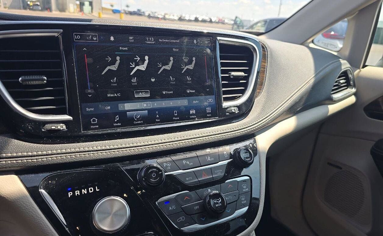 Used 2021 Chrysler Pacifica Limited w/ Uconnect Theater Family Group FWD image 6