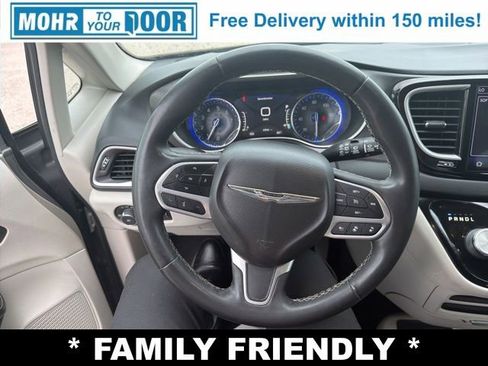 Used 2022 Chrysler Pacifica Touring-L FWD image 18