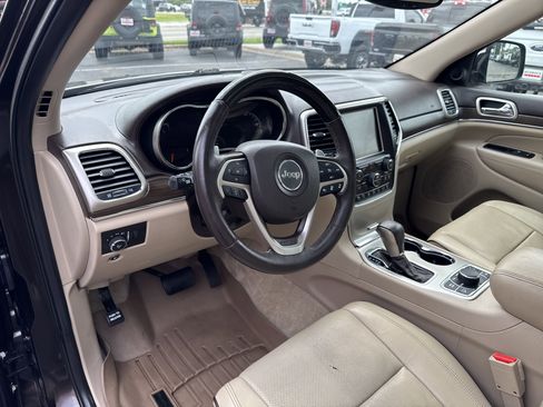 Used 2017 Jeep Grand Cherokee Overland w/ Jeep Active Safety Group image 10
