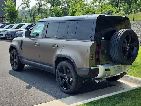 New 2024 Land Rover Defender 110 SE image 12
