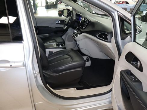 Used 2024 Chrysler Pacifica Touring-L FWD image 27