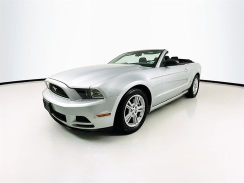 Used 2014 Ford Mustang Convertible image 1