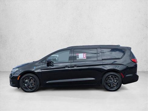 Used 2021 Chrysler Pacifica Limited w/ Uconnect Theater Family Group image 8