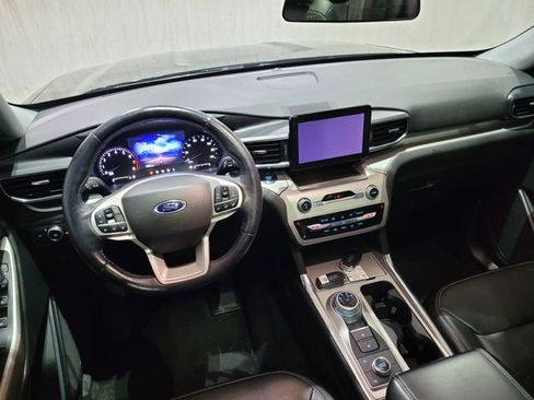 Used 2022 Ford Explorer XLT image 4