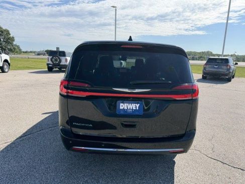 Used 2023 Chrysler Pacifica Touring-L FWD image 8