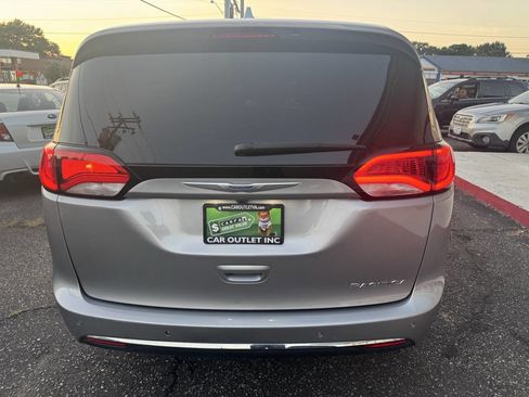 Used 2020 Chrysler Pacifica Touring-L image 9