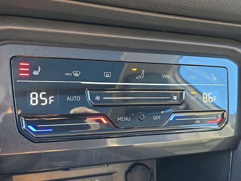 Used 2024 Volkswagen Tiguan SE w/ Panoramic Sunroof Package image 18