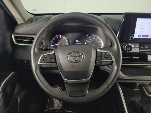 Used 2024 Toyota Highlander LE AWD/4WD image 22