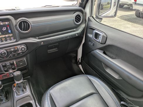 Used 2022 Jeep Wrangler Unlimited Rubicon 4xe w/ Cold Weather Group AWD/4WD image 17