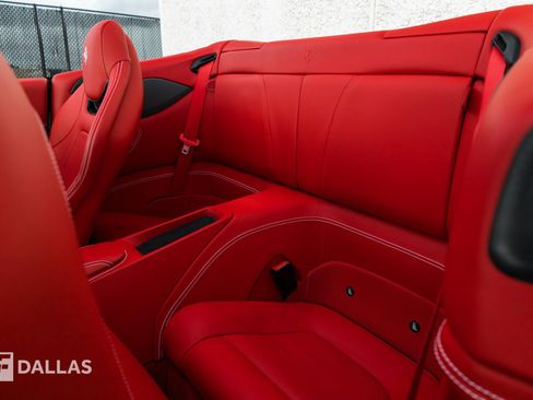 Used 2019 Ferrari Portofino RWD image 29