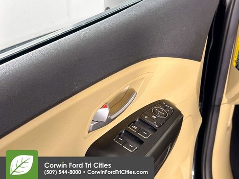 Used 2017 Kia Sedona LX w/ LX Essentials Premium Package image 12