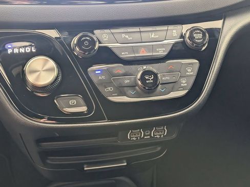 Used 2025 Chrysler Pacifica Select FWD image 22