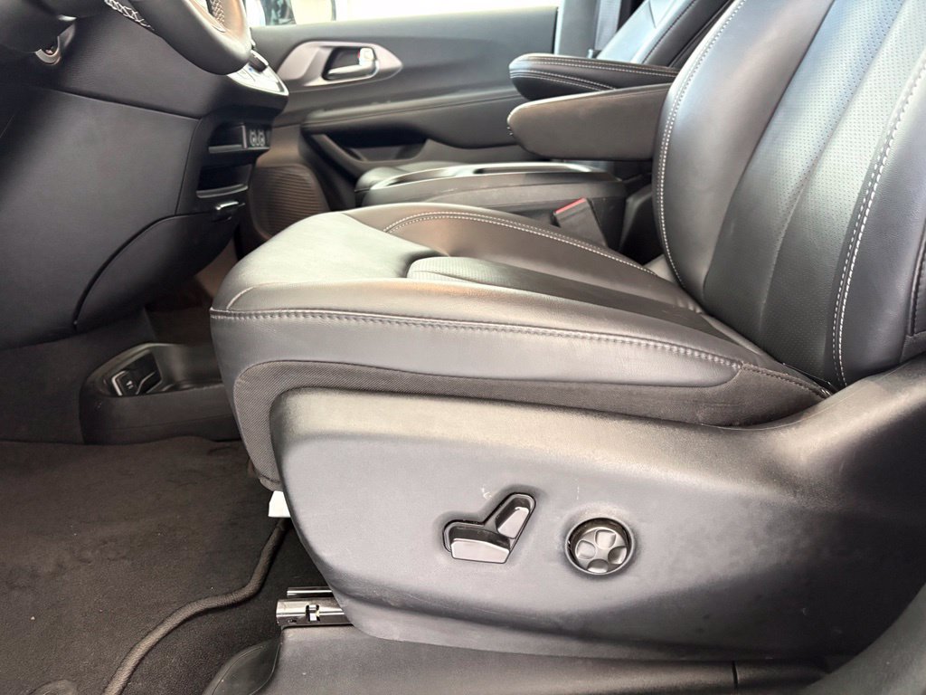 Used 2025 Chrysler Pacifica Select FWD image 30