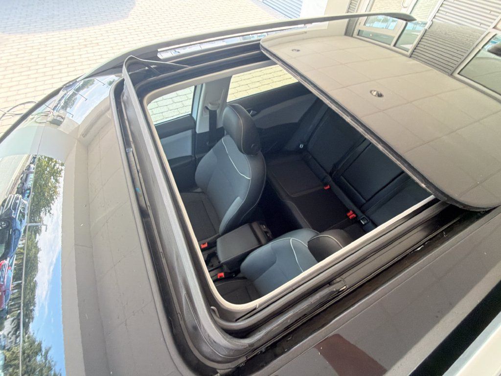 Certified 2023 Volkswagen Taos SE w/ Panoramic Sunroof Package FWD image 34