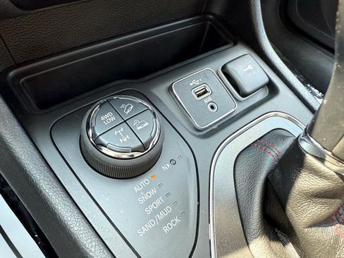 Used 2021 Jeep Cherokee Trailhawk image 32