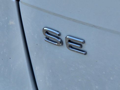 Used 2023 Volkswagen Tiguan SE w/ Panoramic Sunroof Package FWD image 30