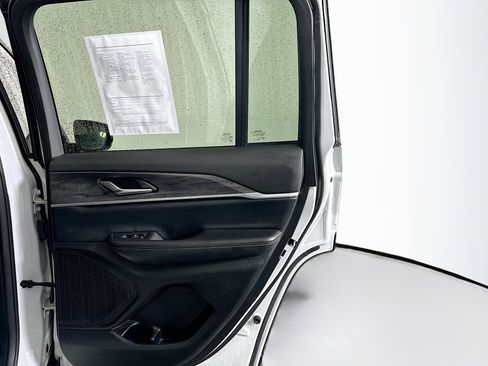 Used 2023 Jeep Grand Cherokee Limited w/ Black Appearance Package image 31