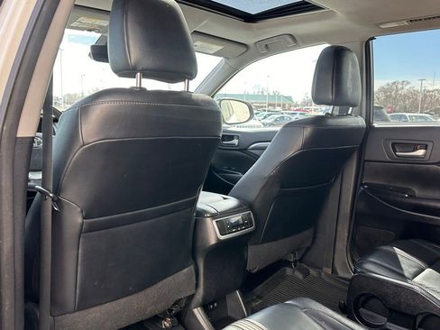 Used 2017 Toyota Highlander SE w/ Carpet Mat Package image 13