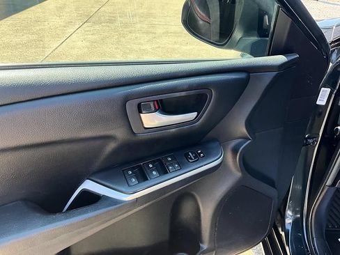 Used 2015 Toyota Camry SE FWD image 13