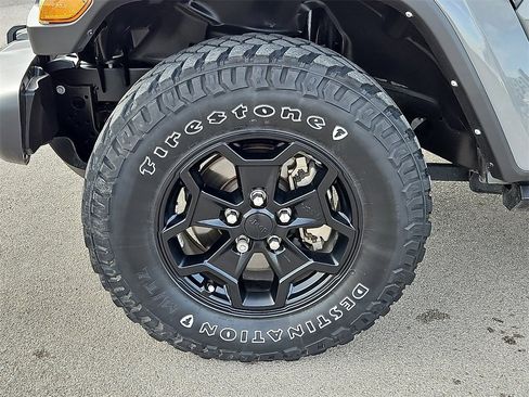 Used 2021 Jeep Gladiator Willys image 13