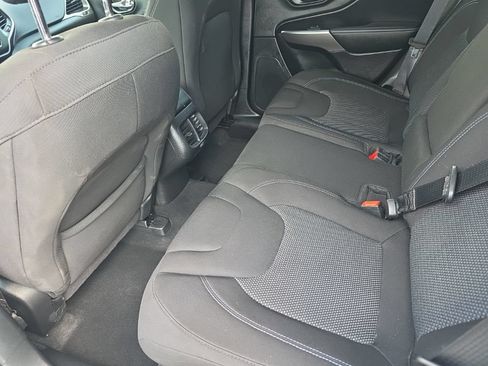 Used 2021 Jeep Cherokee Latitude AWD/4WD image 11