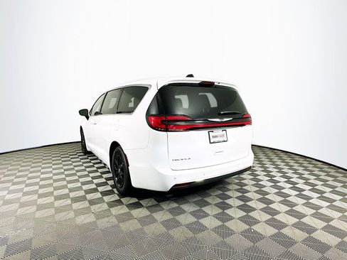 Certified 2024 Chrysler Pacifica Touring-L image 7