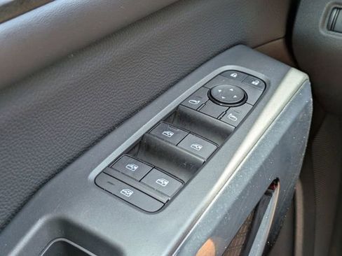 Used 2025 Nissan Pathfinder SV FWD image 28