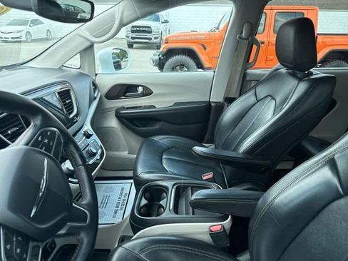 Used 2017 Chrysler Pacifica Touring-L image 8
