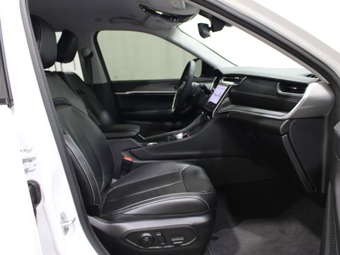 Used 2024 Jeep Grand Cherokee Limited w/ Black Appearance Package AWD/4WD image 23