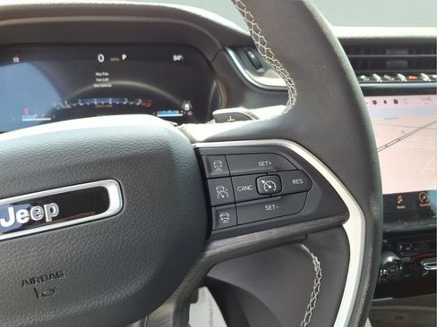 Used 2023 Jeep Grand Cherokee Limited AWD/4WD image 16