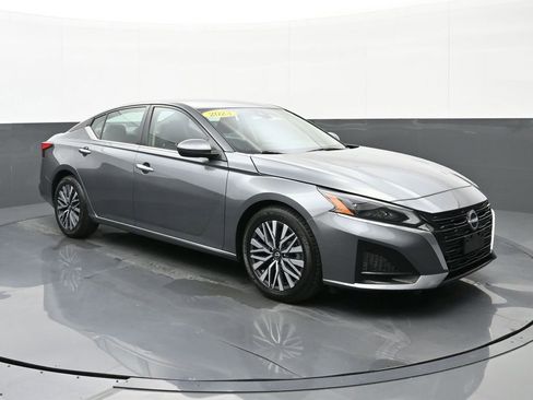 Used 2023 Nissan Altima 2.5 SV image 1