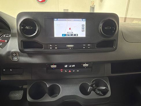 Used 2020 Mercedes-Benz Sprinter 2500 image 18