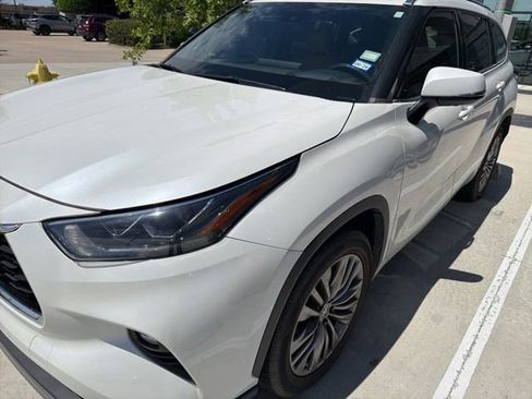 Used 2021 Toyota Highlander Platinum FWD image 2
