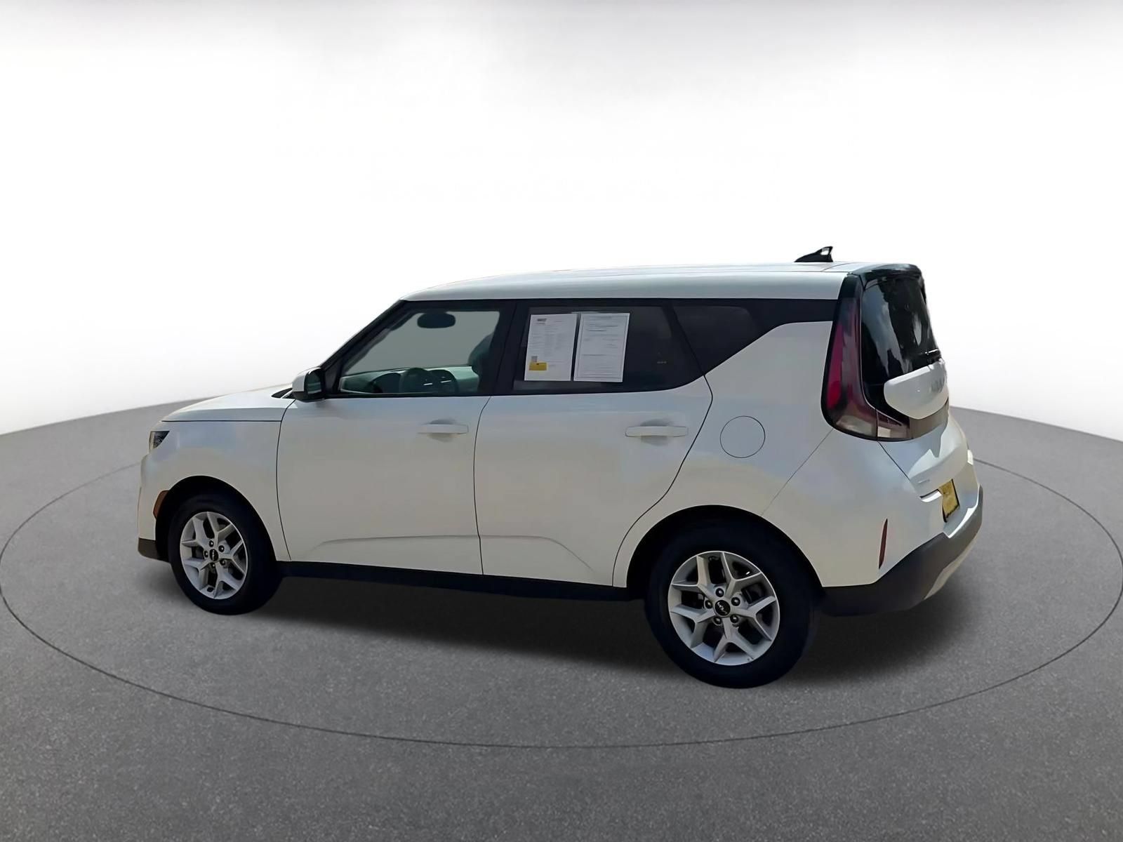 Used 2025 Kia Soul LX w/ LX Technology Package FWD image 9