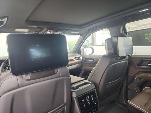 Certified 2025 GMC Yukon Denali Ultimate w/ LPO, Floor Liner Package AWD/4WD image 36