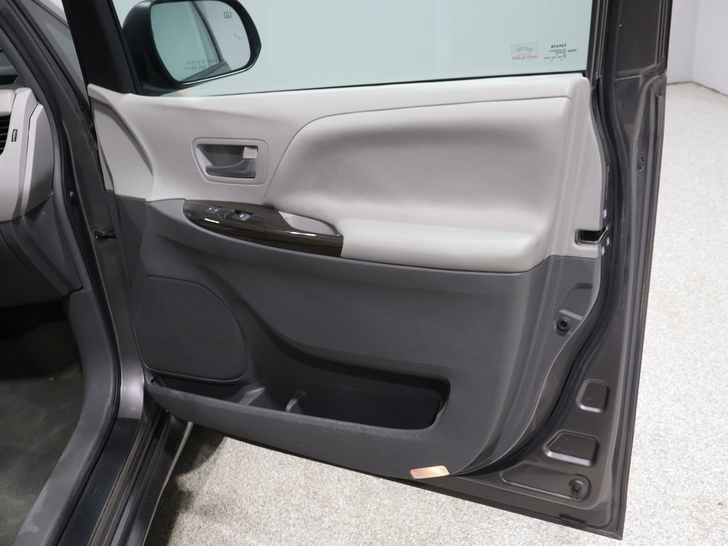 Used 2015 Toyota Sienna XLE AWD/4WD image 26