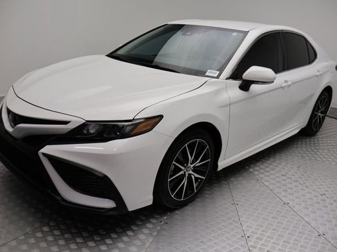 Used 2023 Toyota Camry SE image 2