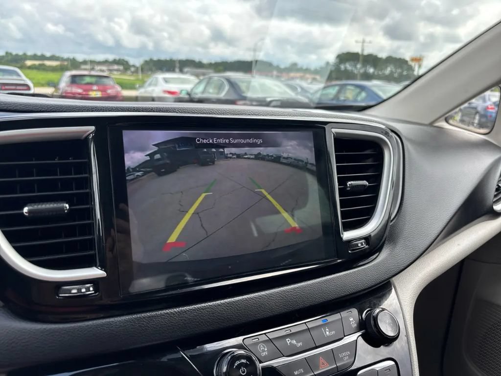 Used 2022 Chrysler Pacifica Touring-L FWD image 16