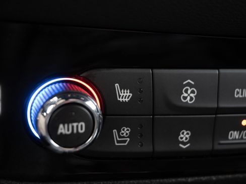 Used 2024 Buick Enclave Premium image 3