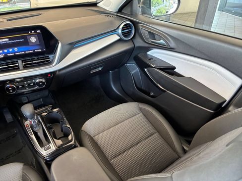 Used 2025 Chevrolet Trax LT FWD image 34
