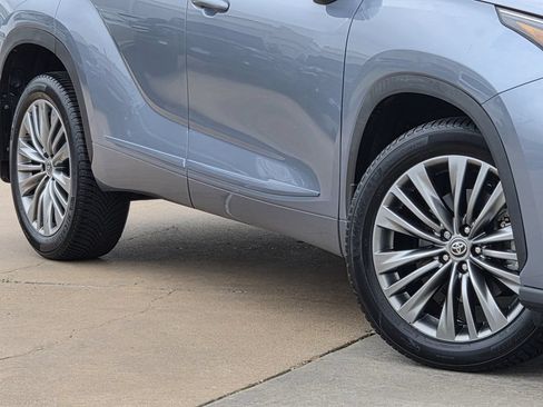 Used 2023 Toyota Highlander Platinum FWD image 12